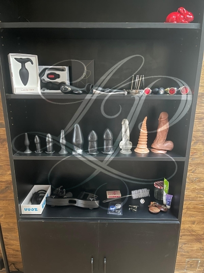 La collection d'accessoires avec lesquels la Domina Lady Panthéa inflige, à Sa guise, plaisir et douleur.